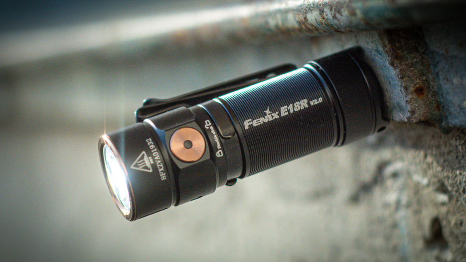 Fenix E18R V2.0 također ima praktičan magnet.