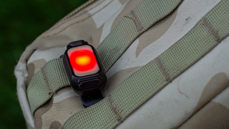 Praktična kopča na Fenix MINI-LITE za pričvršćivanje na ruksak, šiltericu ili ključeve.